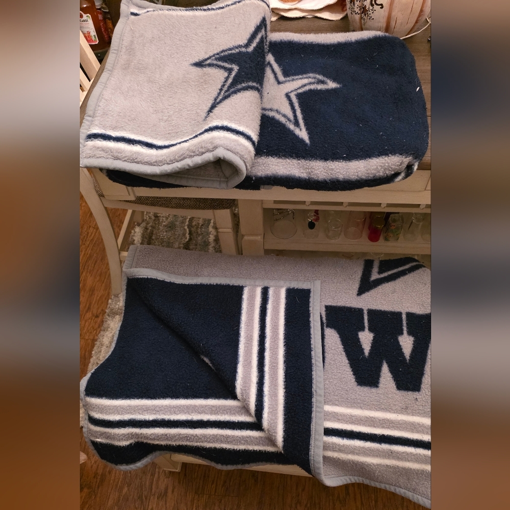 Dallas Cowboys Reversible Fleece Blanket & Pillow Cases